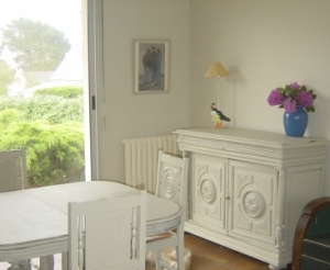 location vacances maison meublée intérieur chaleureux cheminée vue sur jardin fleuri calme décoration meubles peints