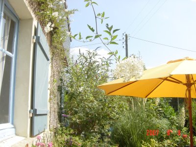 location vacances jardin clos fleuri terrasse barbecue 